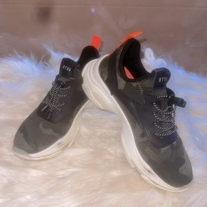 Camo Steve Madden ny90. Size 7